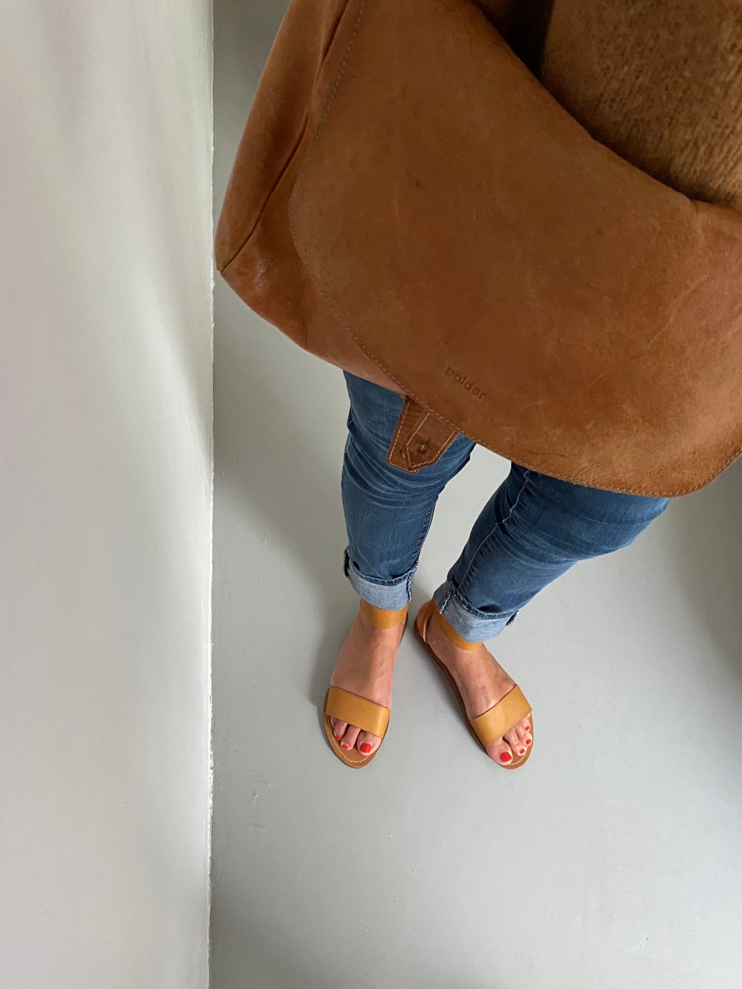 Modèle georgia, nu-pieds traverse : sandales plates et confortables.
Les chaussures ouvertes georgia sont chic et intemporelles, elles n'ont pas d'entredoigt.
La boucle haute (4cm de diamètre) est réglable et permet d'ajuster les sandales à votre pied.
la lanière large (4cm) aux orteils apporte un grand confort de maintient.
Ces nu-pieds sont fabriqués artisanalement, à la main, à Rennes en France.
