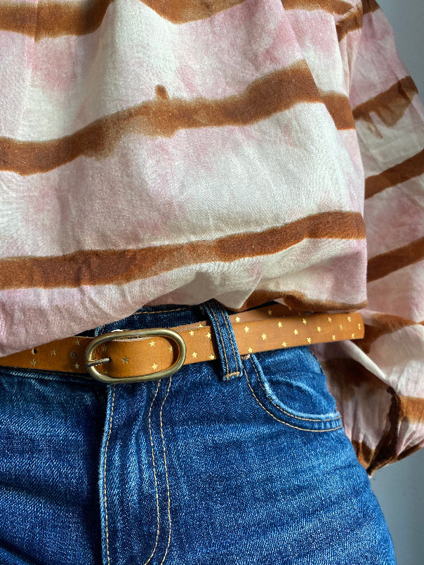 Cette option vous permet d'ajouter sur le cuir tannage végétal de votre ceinture avec une boucle ovale des étoiles marquées à chaud sur le cuir pour une touche dorée
Un petit plus qui brille ou ton sur ton ultra tendance.
Une touche de doré indispensable dans un vestiaire.