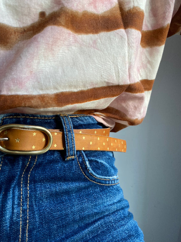 Cette option vous permet d'ajouter sur le cuir tannage végétal de votre ceinture des étoiles marquées à chaud sur le cuir pour une touche dorée
Un petit plus qui brille ou ton sur ton ultra tendance.
Une touche de doré indispensable dans un vestiaire.