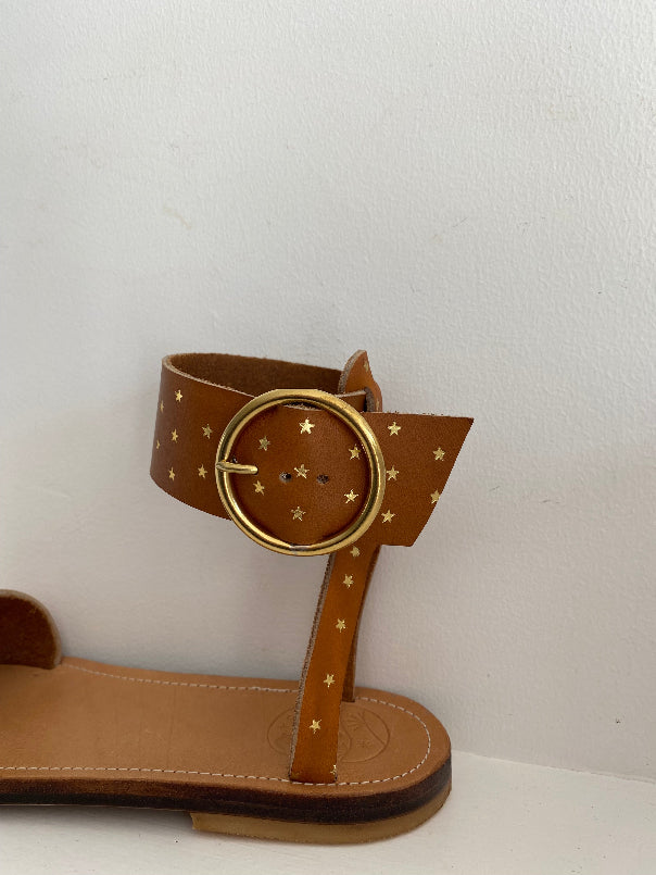Cette option vous permet d'ajouter sur le cuir au tannage végétal de votre paire de nu-pieds (dune, alma, palmyre, idris, aimée, freya, georgia, gypsy ou anytè) des étoiles marquées à chaud sur le cuir pour une touche dorée.
Un petit plus qui brille ou réalisé ton sur ton ultra tendance.
Une touche oridinale qui pimpe des sandales et devient un indispensable dans un vestiaire.