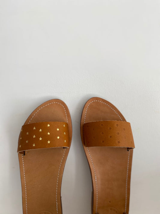 Quelle option choisir pour apporter une note glamour sur le cuir au tannage végétal de votre paire de nu-pieds (dune, alma, palmyre, idris, aimée, freya, georgia, gypsy ou anytè) ?
Sélectionnez ces étoiles marquées à chaud sur le cuir pour une touche dorée.
Un petit plus qui brille ou réalisé ton sur ton ultra tendance.
Une touche originale qui pimpe des sandales et devient un indispensable dans un vestiaire.