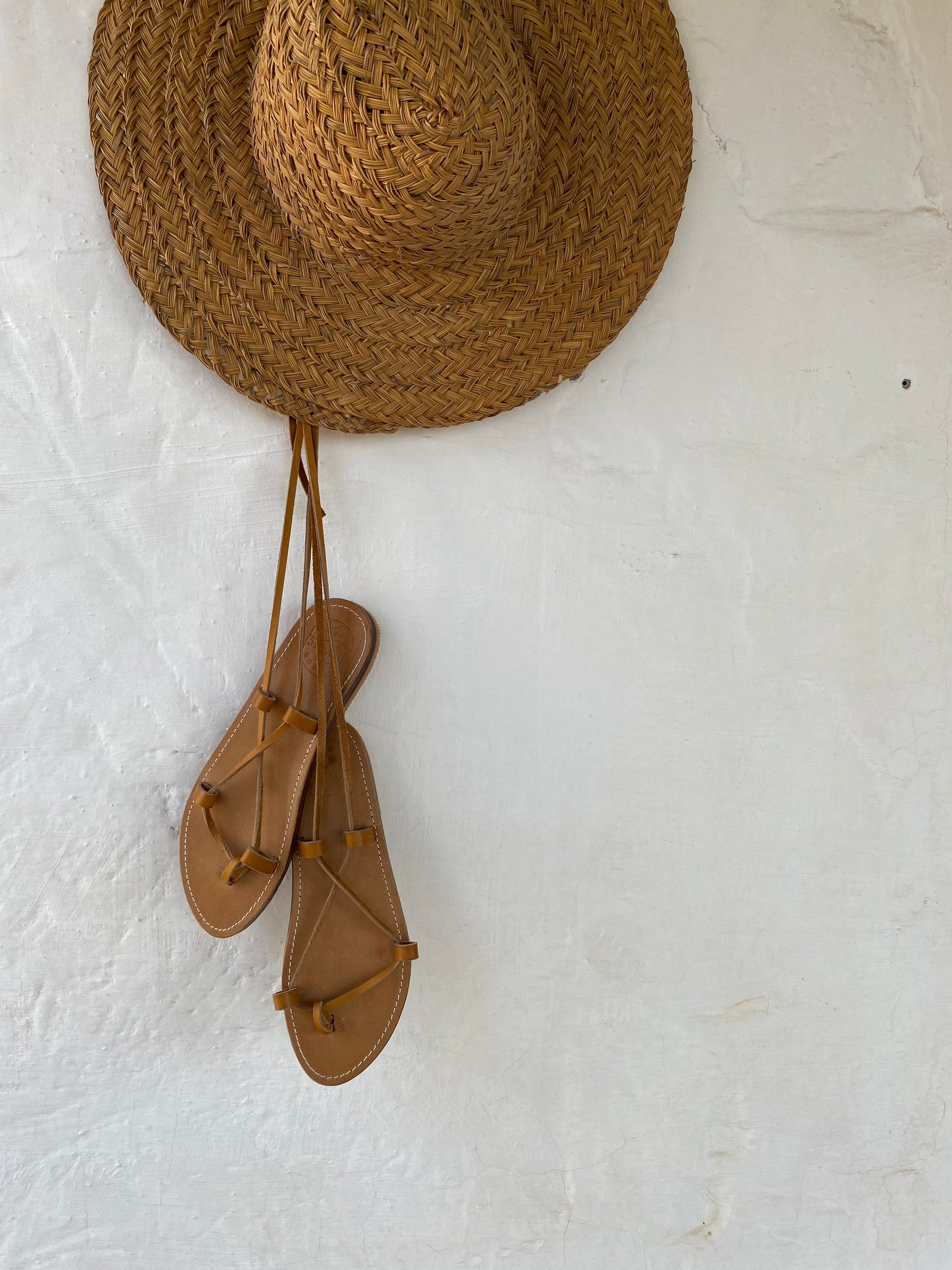 Modèle anytè, nu-pieds traverse : sandales plates et confortables.
Les chaussures ouvertes anytè sont très chic et intemporelles : elles se lacent autour de la cheville comme les sandales grecques des origines.
Modèle intemporel, comme un retour aux sources, un éloge de la simplicité.
Le laçage autour du pied et de la cheville permet aux sandales de s'adapter à toutes les morphologies de pied.
Ces nu-pieds sont fabriqués artisanalement, à la main à Rennes en France.
Anytè de Tégée, est une poétesse grecque.