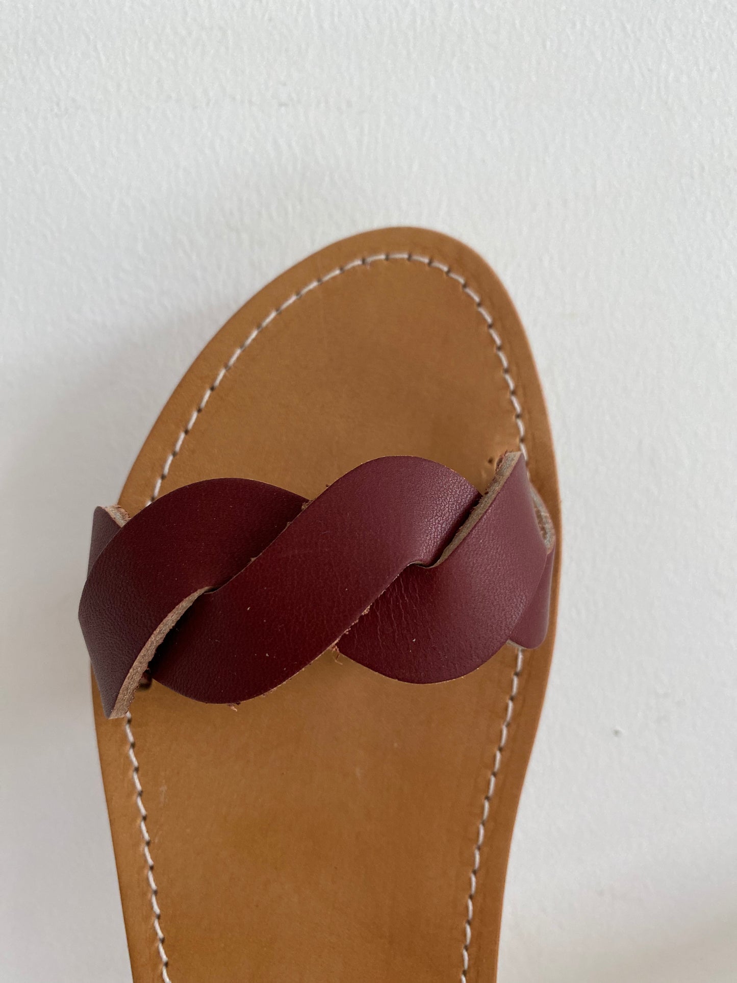 Nu-pieds TRAVERSE plats et confortables.

La tresse sur les orteils est particulièrement élégante et confortable.

La boucle autour de la cheville permet d'ajuster les sandales et le croisé sur le pied.

Ces nu-pieds sont fabriqués artisanalement, à la main, à Rennes avec des matières premières de grande qualité.