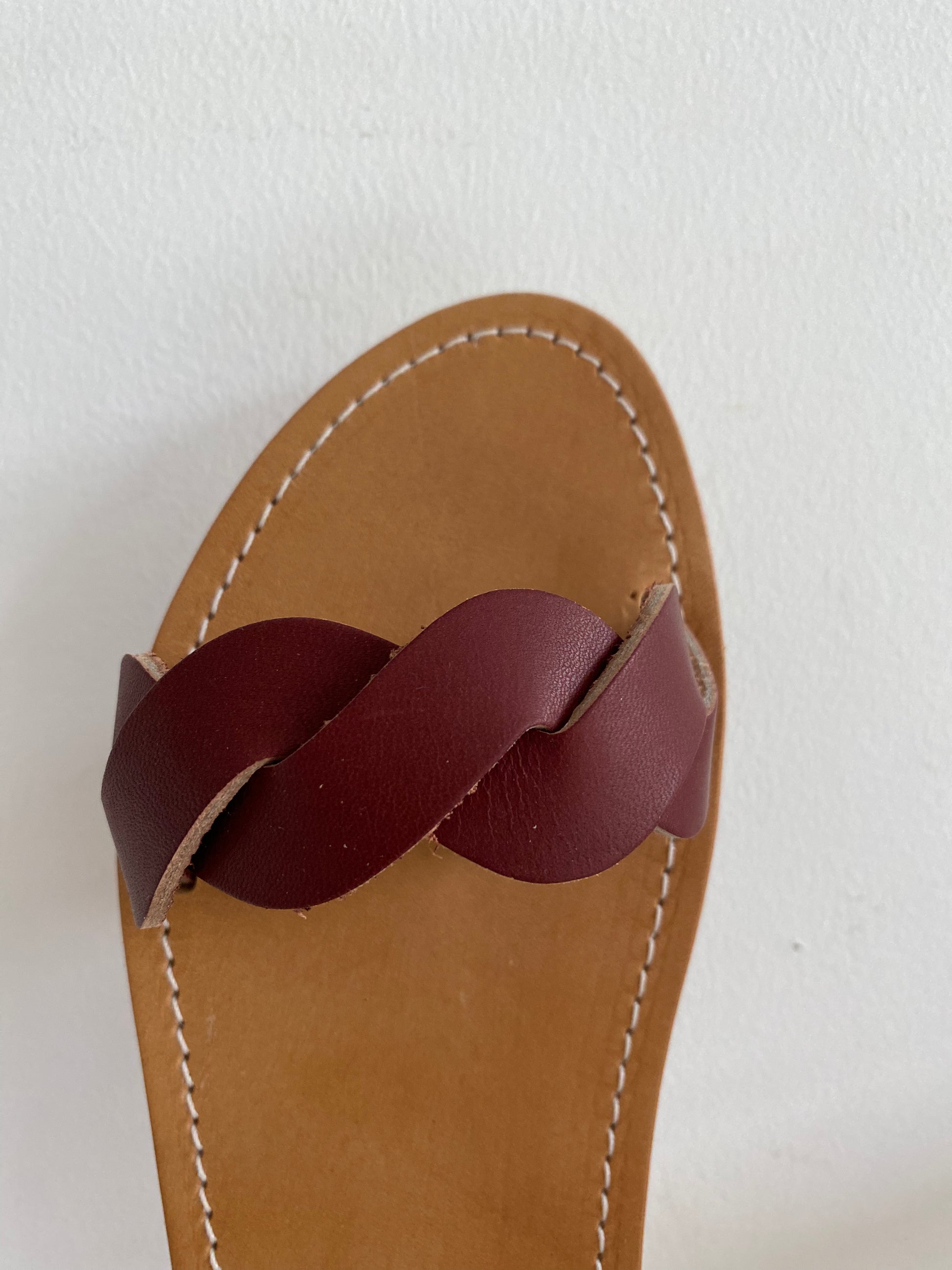 Nu-pieds TRAVERSE plats et confortables.

La tresse sur les orteils est particulièrement élégante et confortable.

La boucle autour de la cheville permet d'ajuster les sandales et le croisé sur le pied.

Ces nu-pieds sont fabriqués artisanalement, à la main, à Rennes avec des matières premières de grande qualité.