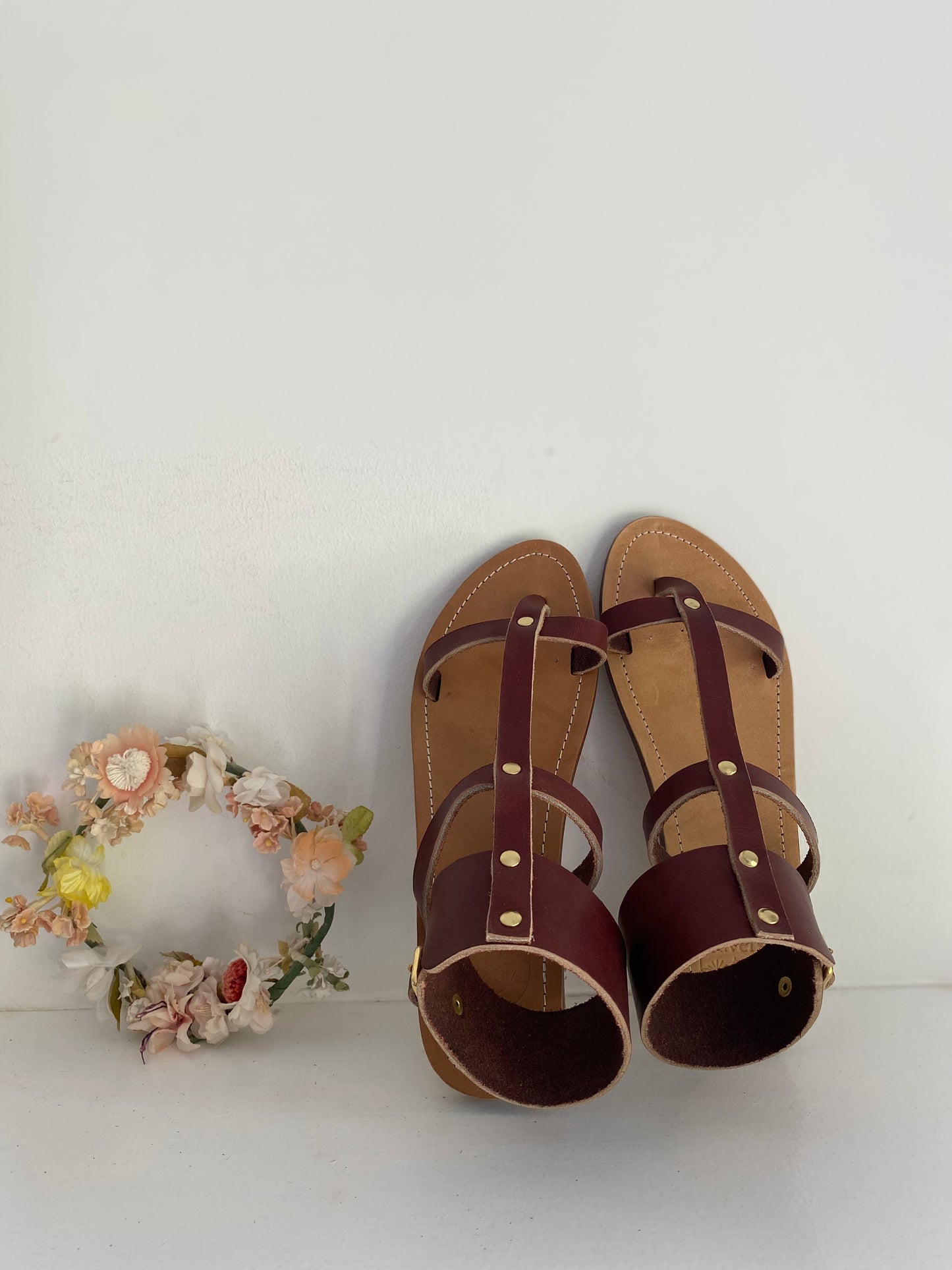 modèle palmyre, nu-pieds traverse : sandales plates et confortables.
Les chaussures ouvertes plamyre sont chic et intemporelles, leur entredoigt et le bracelet de cheville haut permettent un maintient très confortable.
La boucle sur le bracelet de cheville permet d'ajuster les sandales à votre pied.
Ces nu-pieds sont fabriqués artisanalement, à la main à Rennes en France.
Découvrez la genèse et la fabrication d'un nouveau modèle en suivant le lien de l'article.