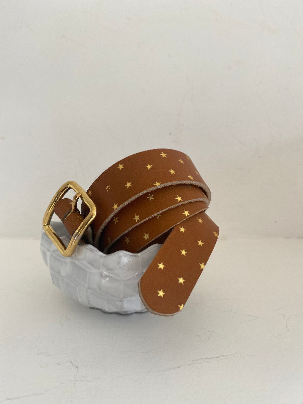 Cette option vous permet d'ajouter sur le cuir tannage végétal de votre ceinture des étoiles marquées à chaud sur le cuir pour une touche dorée
Un petit plus qui brille ou ton sur ton ultra tendance.
Une touche de doré indispensable dans un vestiaire.