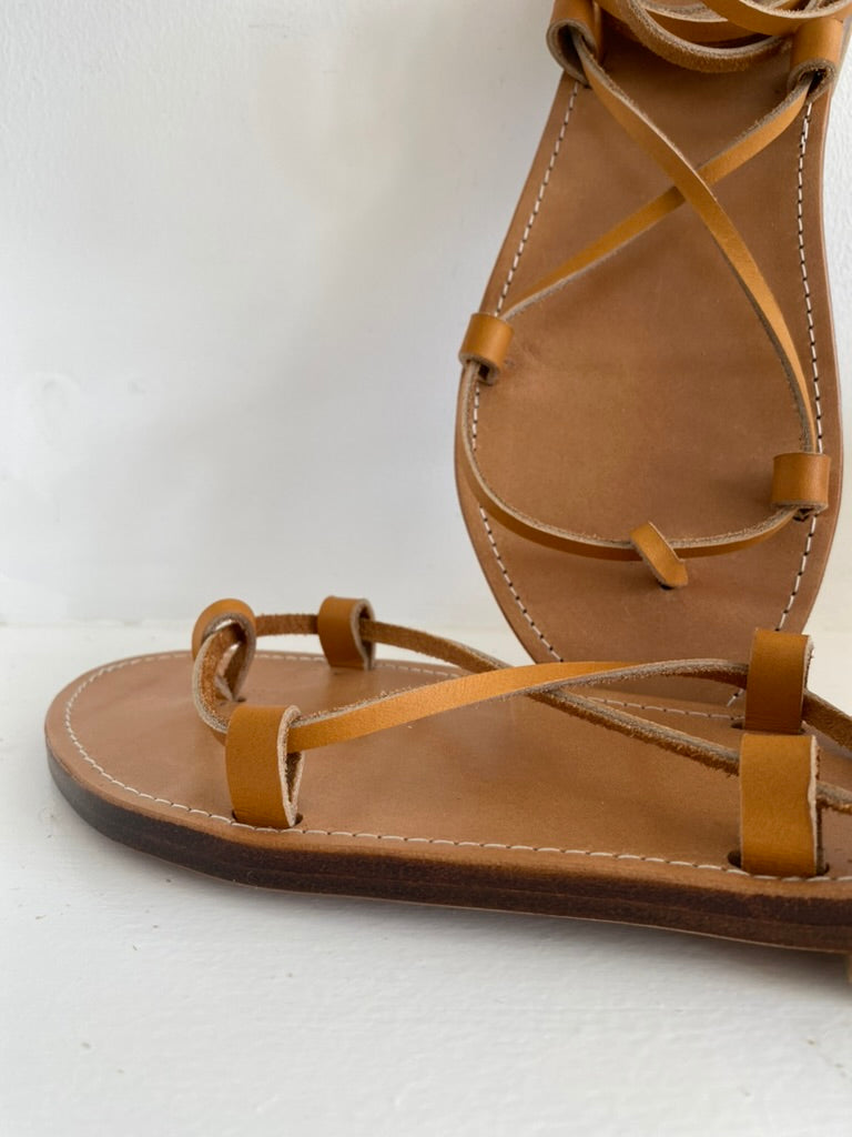 Modèle anytè, nu-pieds traverse : sandales plates et confortables.
Les chaussures ouvertes anytè sont très chic et intemporelles : elles se lacent autour de la cheville comme les sandales grecques des origines.
Modèle intemporel, comme un retour aux sources, un éloge de la simplicité.
Le laçage autour du pied et de la cheville permet aux sandales de s'adapter à toutes les morphologies de pied.
Ces nu-pieds sont fabriqués artisanalement, à la main à Rennes en France.
Anytè de Tégée, est une poétesse grecque.