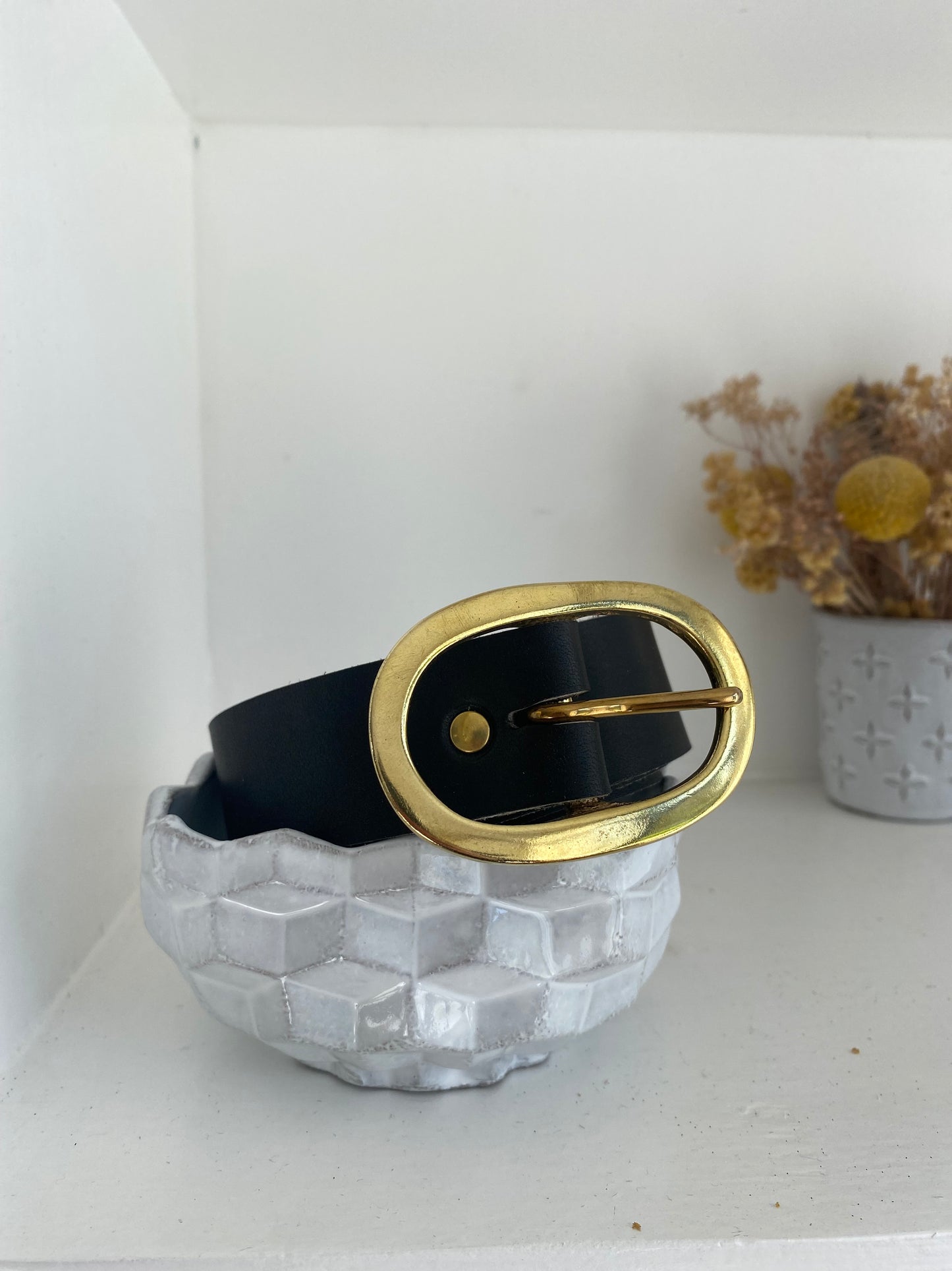jolie ceinture femmes en cuir noir avec une grande boucle ovale en laiton
