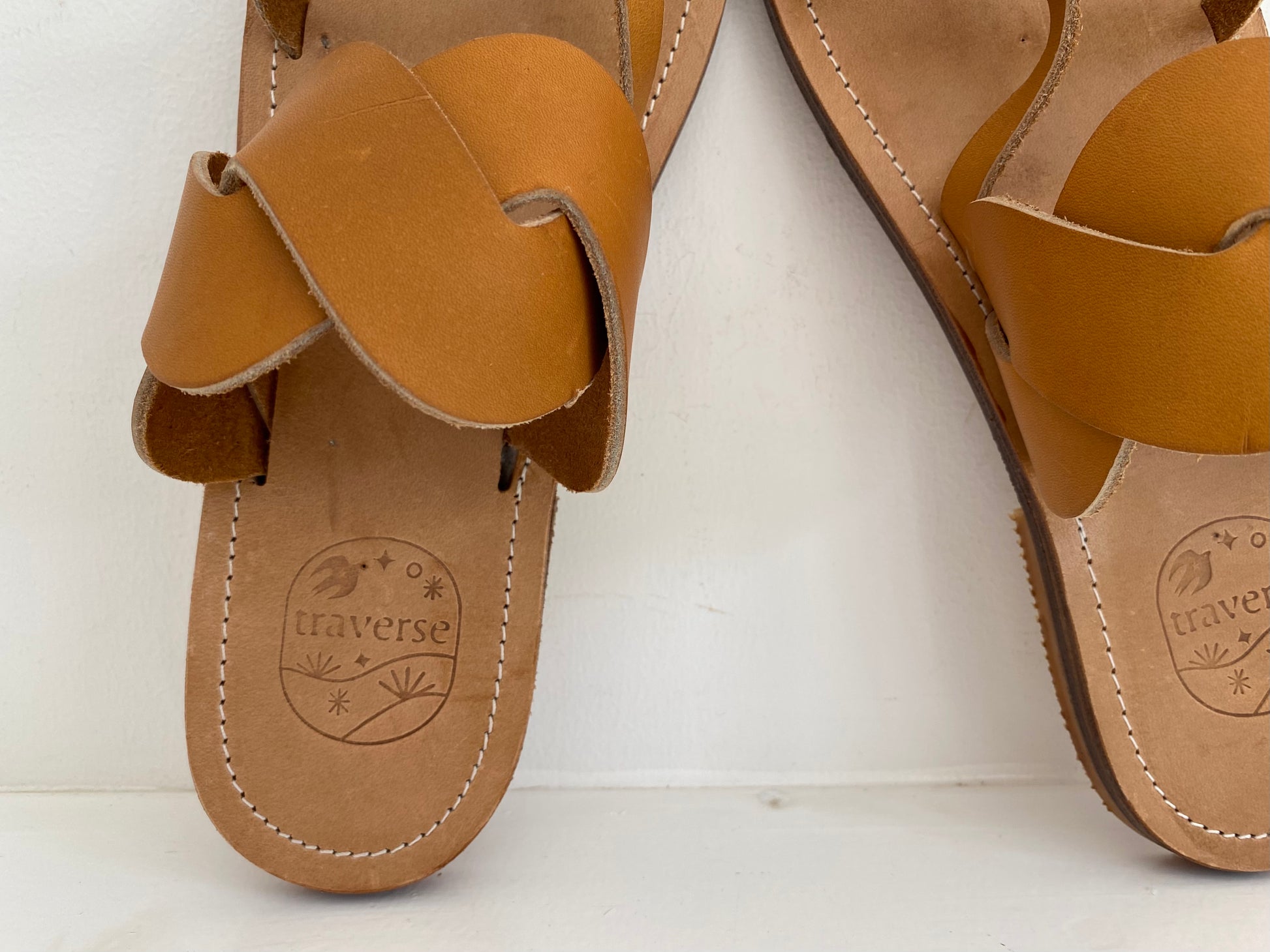 Modèle idris, nu-pieds traverse : sandales plates et confortables.

Les chaussures ouvertes idris sont chic et intemporelles.

La large tresse sur le coup de pied permet un excellent maintient et apporte un caractère original et élégant pour ce modèle mule.

Les lanières fines croisées sur l'avant du pied et l'entredoigt permettent un très bon maintient du pied.

Ce modèle peut être réalisé dans une variante avec une lanière aux orteils sans entredoigt.

L'option de lanière à l'arrière est également