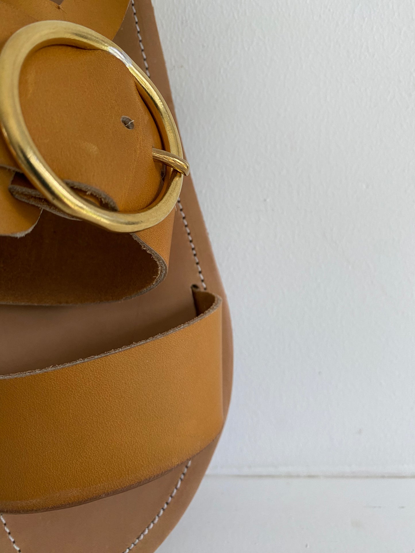 Modèle georgia, nu-pieds traverse : sandales plates et confortables.
Les chaussures ouvertes georgia sont chic et intemporelles, elles n'ont pas d'entredoigt.
La boucle haute (4cm de diamètre) est réglable et permet d'ajuster les sandales à votre pied.
la lanière large (4cm) aux orteils apporte un grand confort de maintient.
Ces nu-pieds sont fabriqués artisanalement, à la main, à Rennes en France.