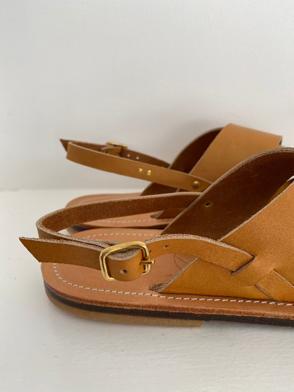 Modèle aimée, nu-pieds traverse sandales plates et confortables.

Modèle classique aimée chic et intemporel.

L'entredoigt permet un très bon maintient du pied;
La boucle réglable derrière le talon permet d'ajuster les sandales à votre pied.
Ces nu-pieds sont fabriqués artisanalement, à la main à Rennes en bretagne.