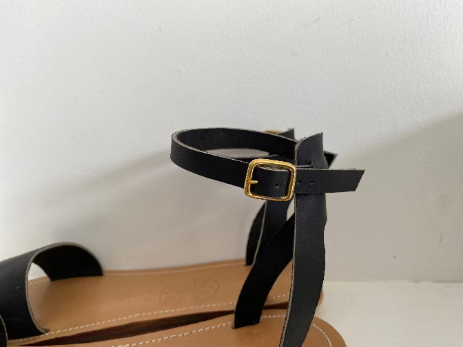Modèle dune, nu-pieds traverse : sandales plates et confortables.

Les chaussures ouvertes dune sont chic ; intemporel sans entredoigt.

La boucle réglable au dessus de la cheville permet d'ajuster les sandales à votre pied.
Ces nu-pieds sont fabriqués artisanalement, à la main dans l'atelier traverse à Rennes en France.