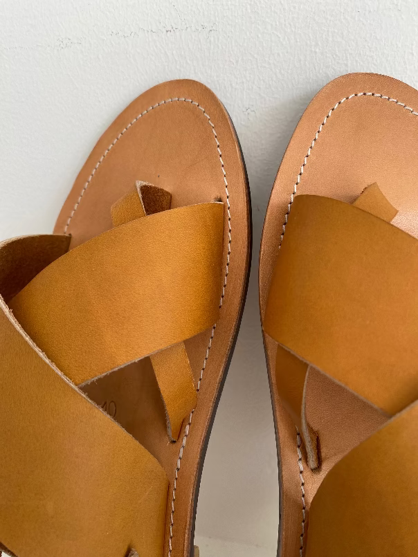 Modèle aimée, nu-pieds traverse sandales plates et confortables.

Modèle classique aimée chic et intemporel.

L'entredoigt permet un très bon maintient du pied;
La boucle réglable derrière le talon permet d'ajuster les sandales à votre pied.
Ces nu-pieds sont fabriqués artisanalement, à la main à Rennes en bretagne.