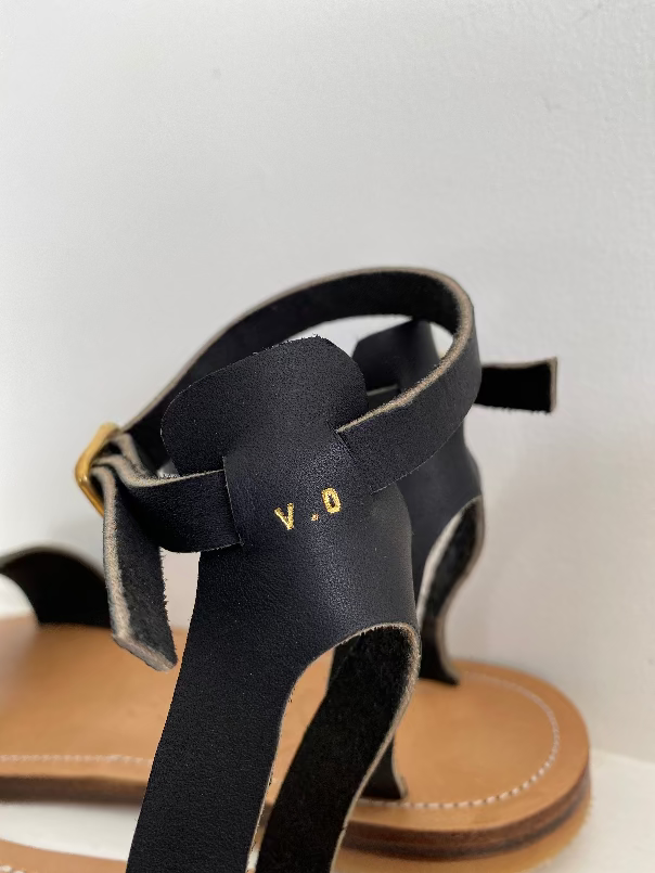 Modèle dune, nu-pieds traverse : sandales plates et confortables.

Les chaussures ouvertes dune sont chic ; intemporel sans entredoigt.

La boucle réglable au dessus de la cheville permet d'ajuster les sandales à votre pied.
Ces nu-pieds sont fabriqués artisanalement, à la main dans l'atelier traverse à Rennes en France.