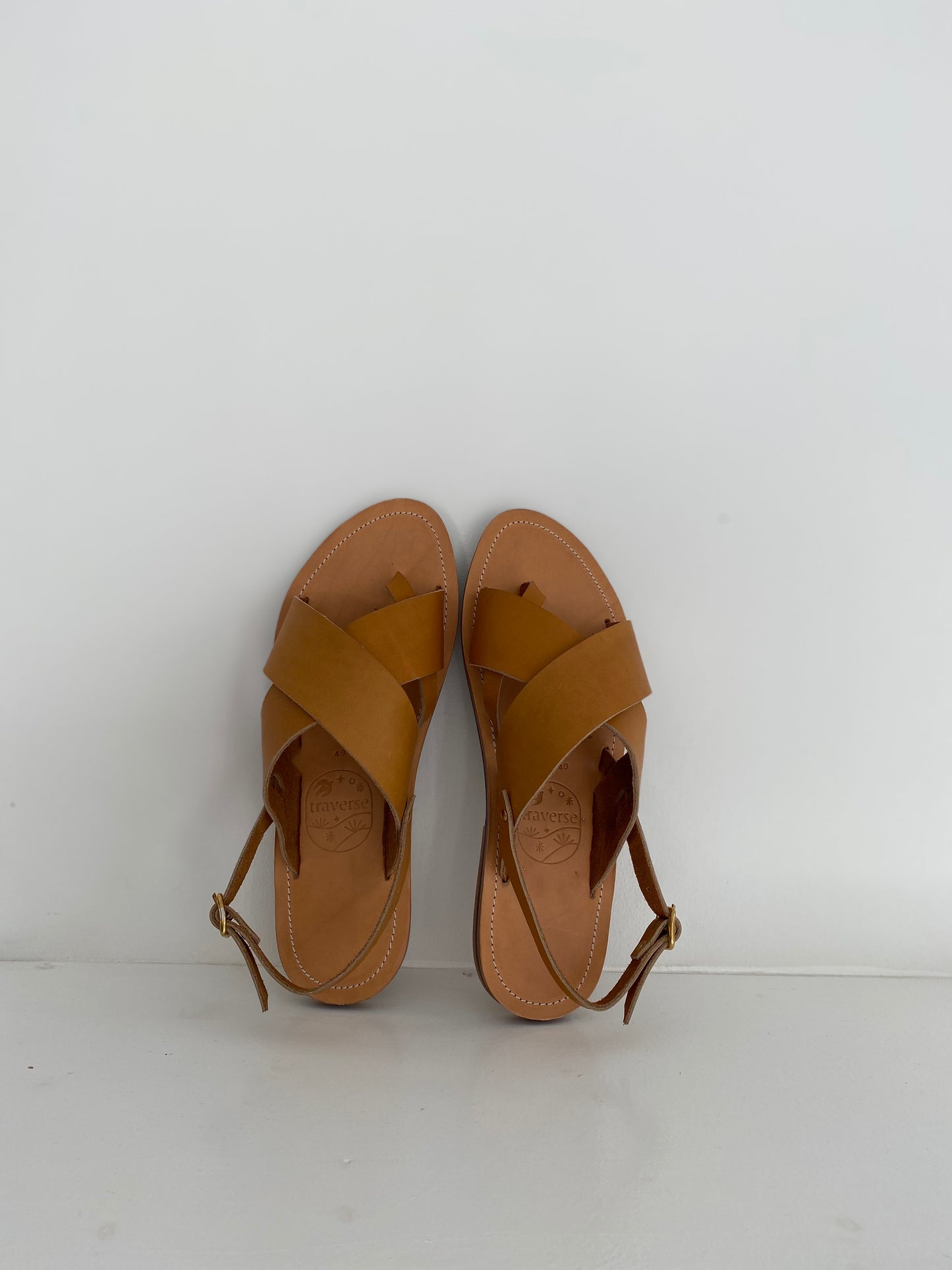 Modèle aimée, nu-pieds traverse sandales plates et confortables.

Modèle classique aimée chic et intemporel.

L'entredoigt permet un très bon maintient du pied;
La boucle réglable derrière le talon permet d'ajuster les sandales à votre pied.
Ces nu-pieds sont fabriqués artisanalement, à la main à Rennes en bretagne.