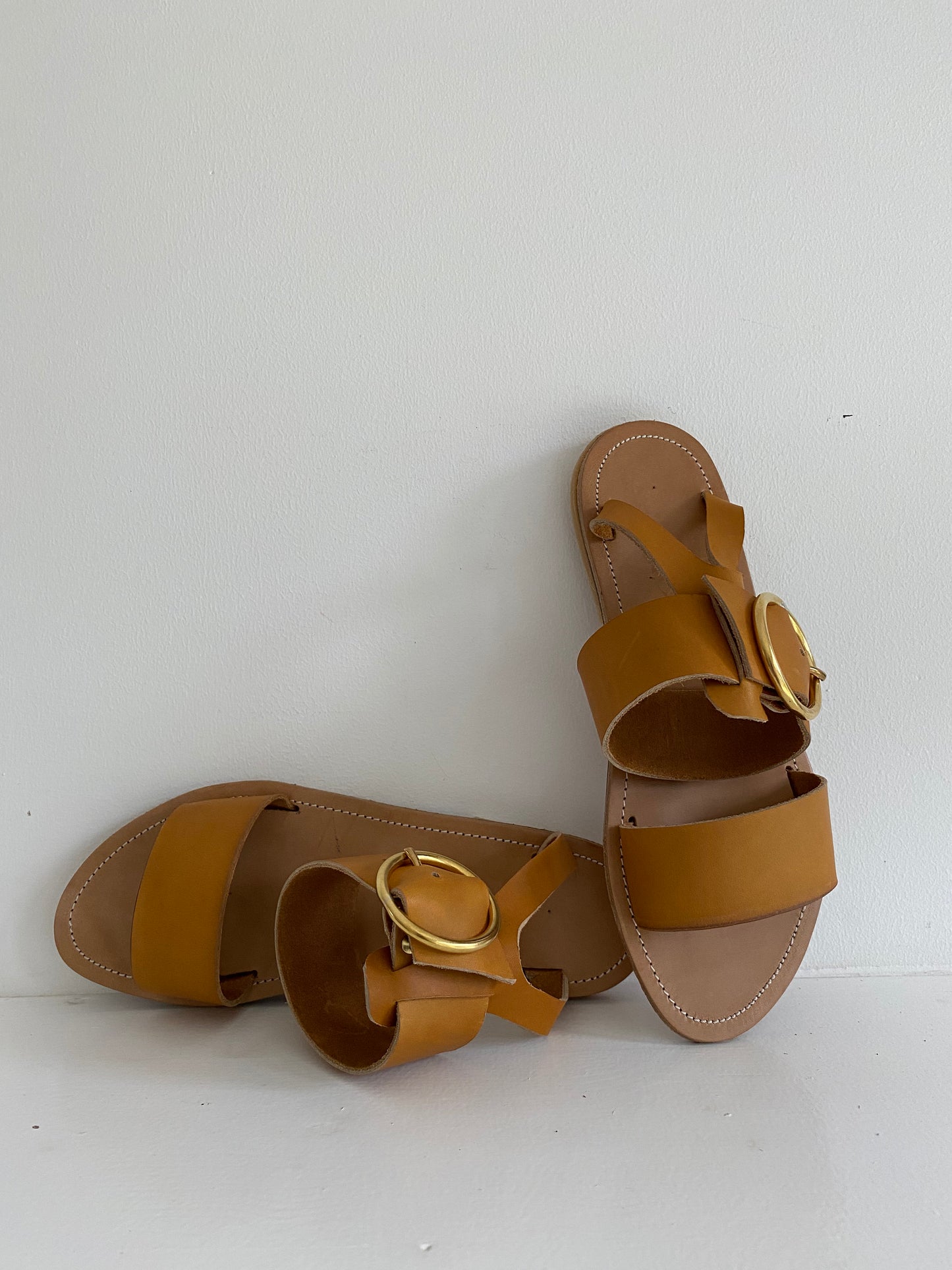 Modèle georgia, nu-pieds traverse : sandales plates et confortables.
Les chaussures ouvertes georgia sont chic et intemporelles, elles n'ont pas d'entredoigt.
La boucle haute (4cm de diamètre) est réglable et permet d'ajuster les sandales à votre pied.
la lanière large (4cm) aux orteils apporte un grand confort de maintient.
Ces nu-pieds sont fabriqués artisanalement, à la main, à Rennes en France.