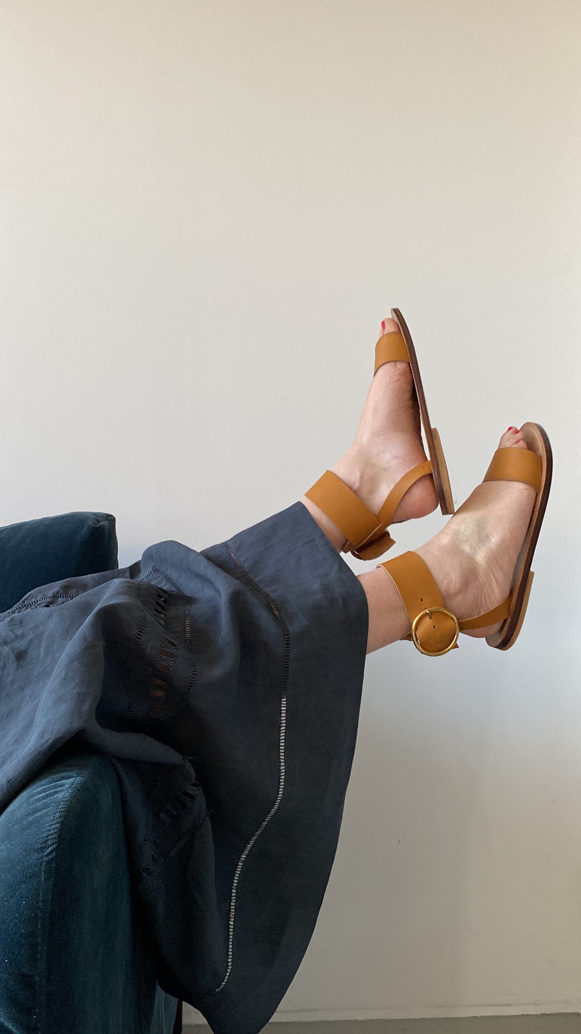 Modèle georgia, nu-pieds traverse : sandales plates et confortables.
Les chaussures ouvertes georgia sont chic et intemporelles, elles n'ont pas d'entredoigt.
La boucle haute (4cm de diamètre) est réglable et permet d'ajuster les sandales à votre pied.
la lanière large (4cm) aux orteils apporte un grand confort de maintient.
Ces nu-pieds sont fabriqués artisanalement, à la main, à Rennes en France.