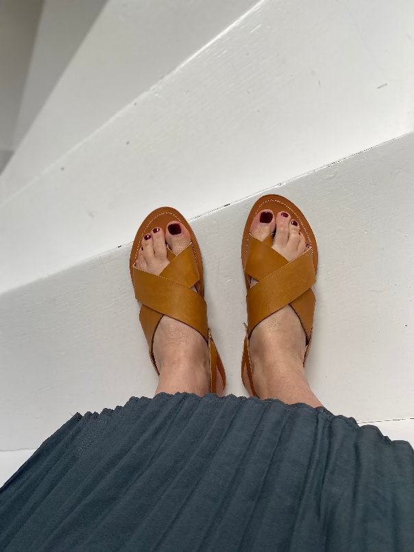 Modèle aimée, nu-pieds traverse sandales plates et confortables.

Modèle classique aimée chic et intemporel.

L'entredoigt permet un très bon maintient du pied;
La boucle réglable derrière le talon permet d'ajuster les sandales à votre pied.
Ces nu-pieds sont fabriqués artisanalement, à la main à Rennes en bretagne.