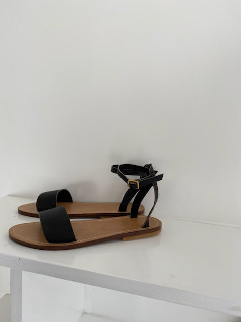Modèle dune, nu-pieds traverse : sandales plates et confortables.

Les chaussures ouvertes dune sont chic ; intemporel sans entredoigt.

La boucle réglable au dessus de la cheville permet d'ajuster les sandales à votre pied.
Ces nu-pieds sont fabriqués artisanalement, à la main dans l'atelier traverse à Rennes en France.
