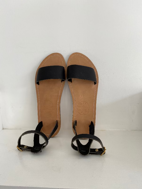 Modèle dune, nu-pieds traverse : sandales plates et confortables.

Les chaussures ouvertes dune sont chic ; intemporel sans entredoigt.

La boucle réglable au dessus de la cheville permet d'ajuster les sandales à votre pied.
Ces nu-pieds sont fabriqués artisanalement, à la main dans l'atelier traverse à Rennes en France.